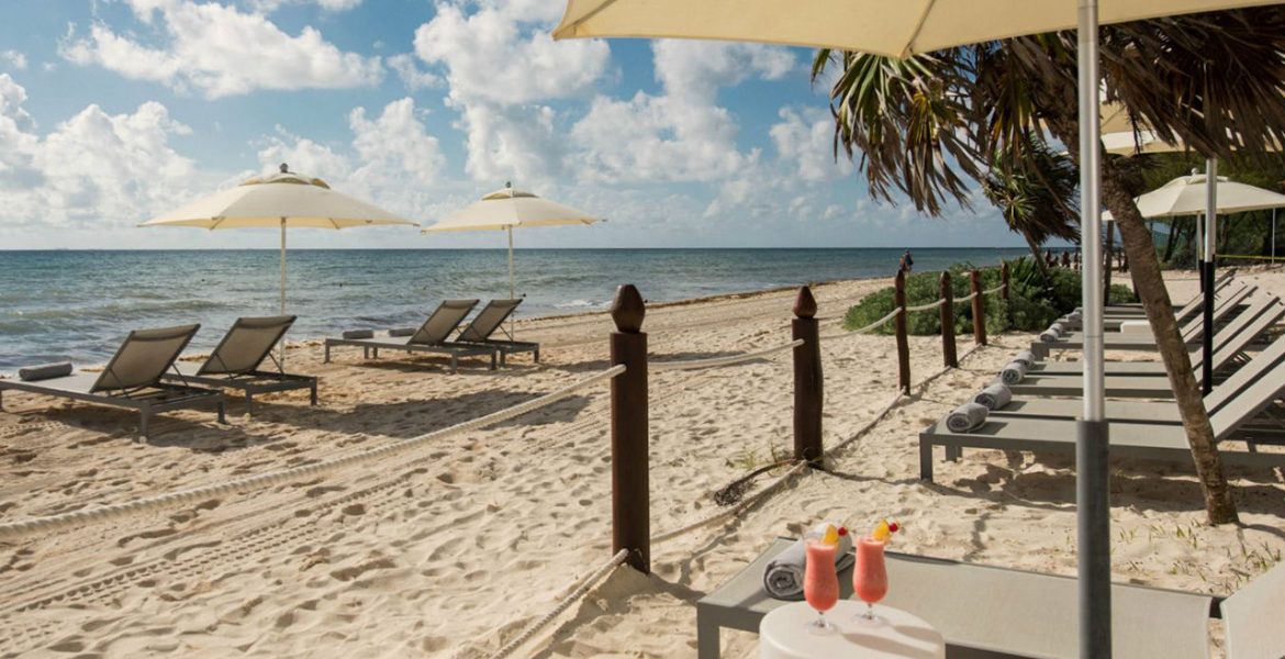 resort-beach-loungers-white-sand