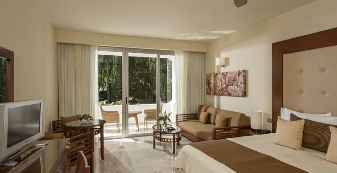 resort-suite-white-bed