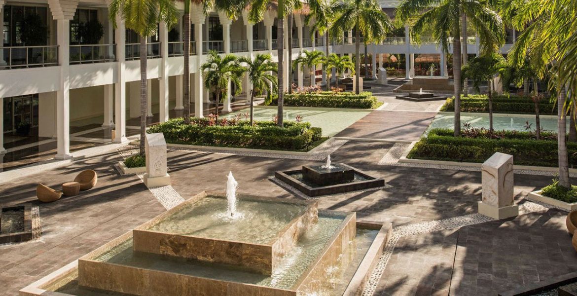 resort-courtyard-fountain-palm-trees