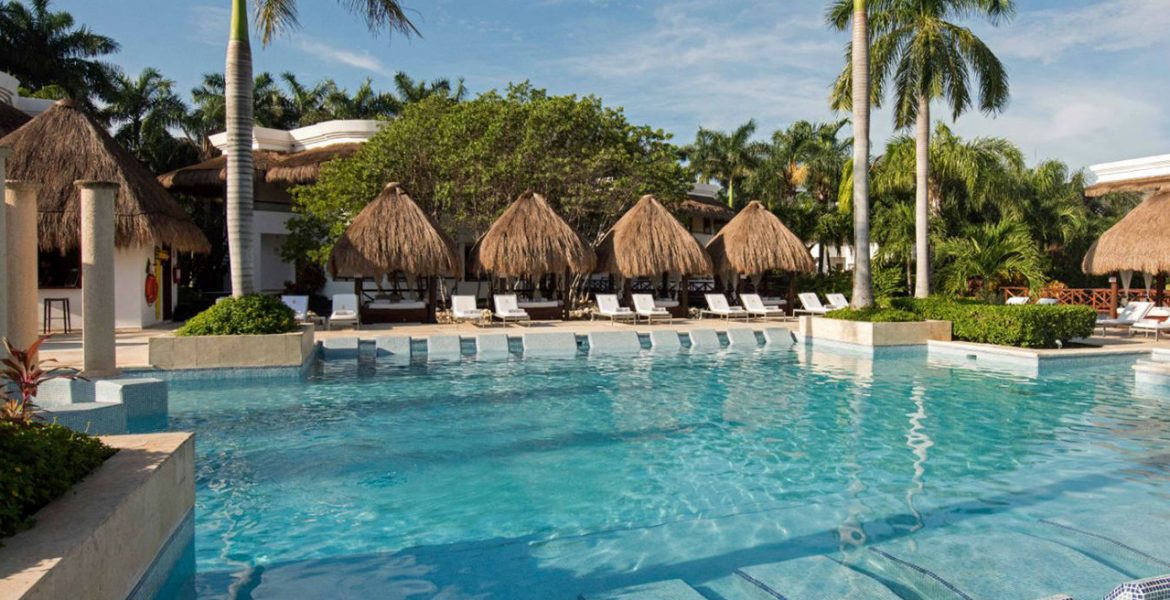 resort-pool-with-tiki-umbrellas